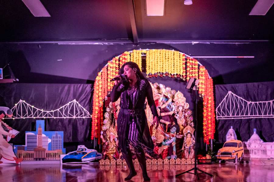  কলকাতা থেকে গানের জগতের নতুন মুখ উজান মুখোপাধ্যায় এসেছিলেন অনুষ্ঠান করতে। নিজেদের বাড়ির পুজোর মতো করেই এই পুজোকে আগলে রেখেছেন কর্মকর্তা ও উদ্যোক্তারা। 