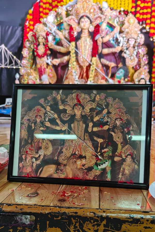 আনন্দের মুহূর্তে সামিল করে সকলকে কাঁধে কাঁধ মিলিয়ে কাজ করার সুযোগ করিয়ে দিয়েছিলেন তাঁরা।  থিমে বা মণ্ডপসজ্জায় কলকাতা ও ব্রিসবেন দুই শহরেরই স্বাদ।