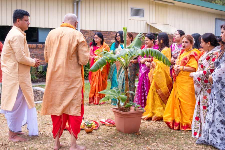  নানা কারুকাজ ও নিখুঁত সজ্জার মাধ্যমে তা ফুটিয়ে তোলা সম্ভব হয়েছিল। উৎসবে যোগ দিয়েছিলেন ভারতের নানা প্রান্তের মানুষ ও তাঁদের পরিবার। 