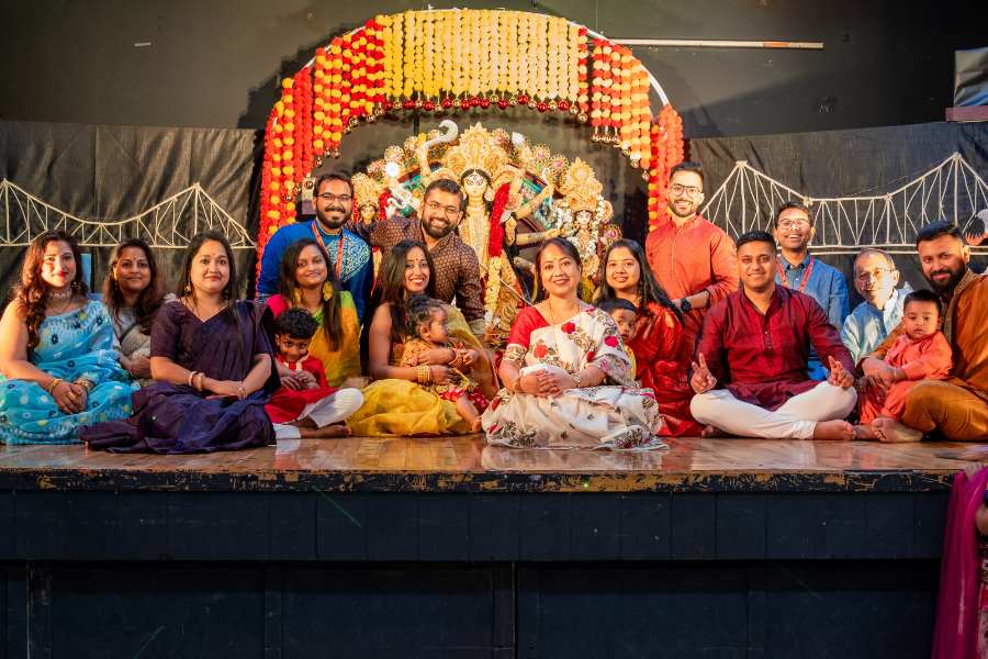  প্রত্যেকেই বিদেশের মাটিতে নানা পেশায় জড়িত। কিন্তু মাটির টান বড় টান! উদযাপনের আয়োজনে তাই একসূত্রে গেঁথে গিয়েছেন সকলে। 