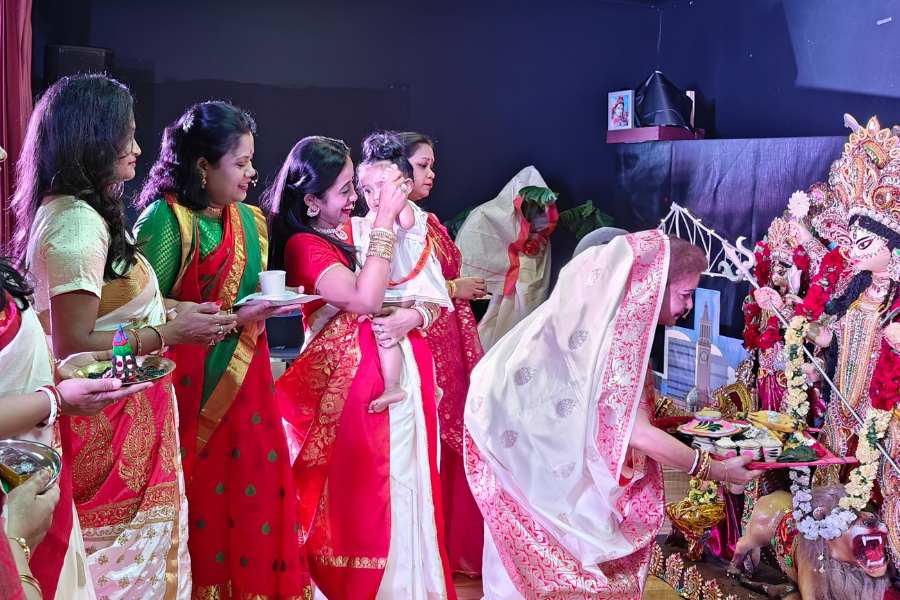 ভোগে থাকে খিচুড়ি, বেগুনি, চাটনি ও মিষ্টি। দ্বিতীয় দিনে তারকা ভাতের পাতে পাঁঠার মাংস। 