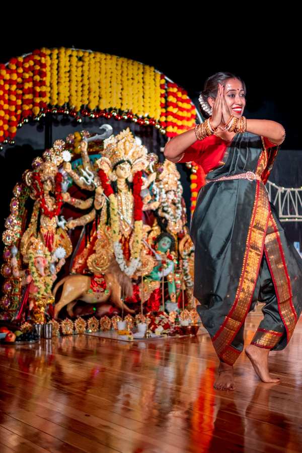 এ দিকে, সাংস্কৃতিক অনুষ্ঠান ছাড়া পুজো জমবে কেন! তাই নাচ, গান, অভিনয় সব মিলিয়েই জমজমাট হয়ে ওঠে পুজো-পরবর্তী সময়টুকু।