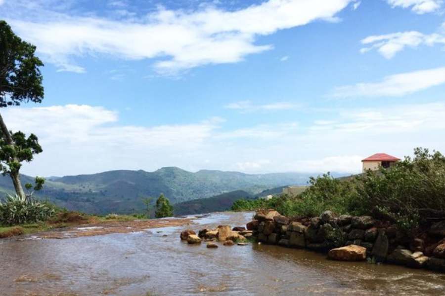 গন্তব্য ৪ : গণেশ মন্দির -  শহর থেকে প্রায় দু'ঘণ্টার পথ পেরিয়ে এই গণেশ মন্দির। রাস্তায় পড়ে দেওমালি ভিউ পয়েন্ট। ওড়িশা রাজ্যের সর্বোচ্চ পয়েন্ট এটি। আকারে বিশাল টেবিল টপ-এর মতো। দিগন্ত বিস্তৃত সবুজের সমাহারে নয়নাভিরাম এই ভিউ পয়েন্ট থেকে খুব ভাল ভাবে সূর্যাস্ত দেখা যায়। এ অঞ্চলে বসবাস করে কানধাস, ভূমিয়া ও মালিস উপজাতি।