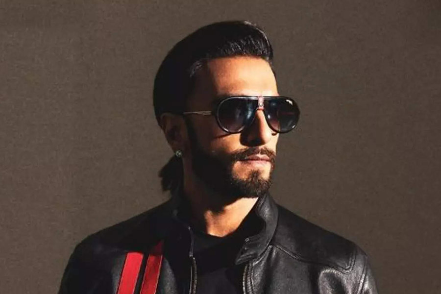 ‘ডন ৩’ ছবির জন্য দীর্ঘ দিন অপেক্ষায় ছিলেন দর্শক। তবে ছবির পরিচালক ফারহান আখতার ঘোষণা করেছেন যে তৃতীয় পর্বে আর শাহরুখ নন, বরং ডনের চরিত্রে অভিনয় করতে দেখা যাবে বলি অভিনেতা রণবীর সিংহকে।