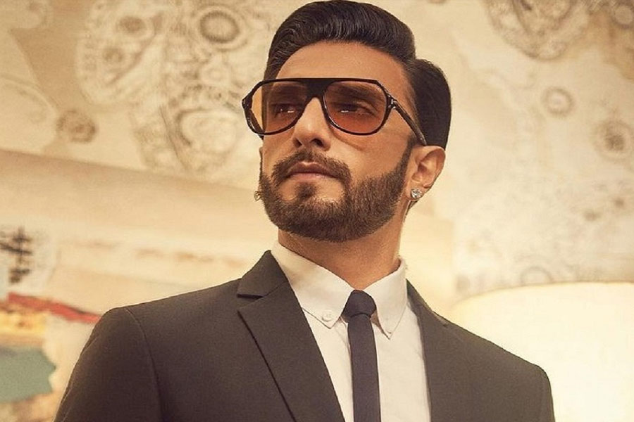 ডনের চরিত্রে শাহরুখের পরিবর্তে রণবীরের অভিনয় করার খবর জানার পর কটাক্ষের শিকার হন রণবীর। বলিপাড়ার একাংশের দাবি, শাহরুখকে বাদ দেওয়ার সিদ্ধান্ত সঠিক নয়। ডনের চরিত্রে রণবীর যথাযথ অভিনয় করতে পারবেন না বলেও দাবি করা হয়।