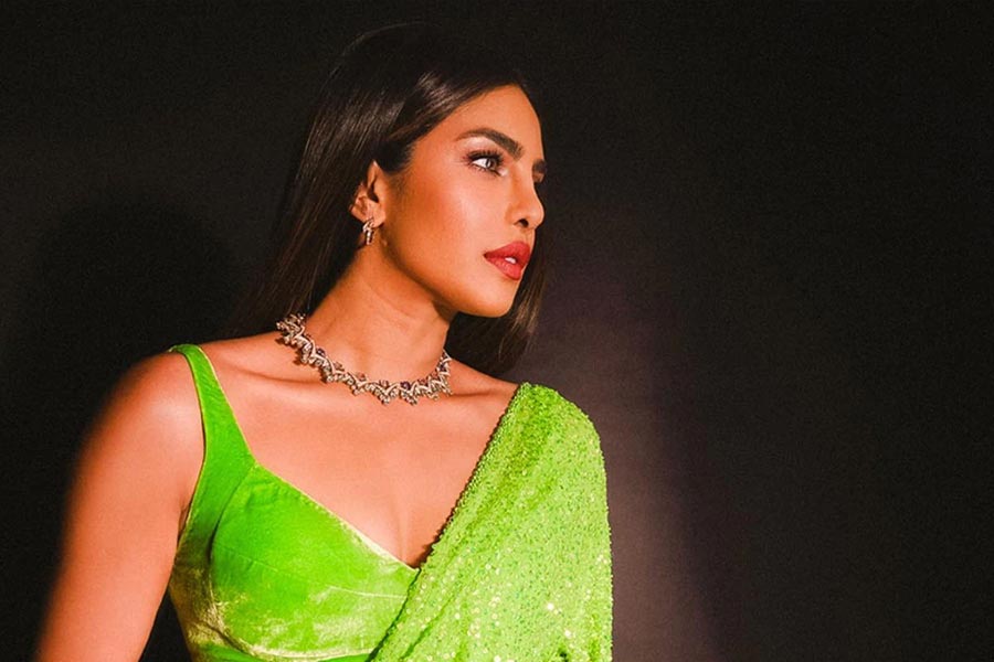 এরই মধ্যে বলিপাড়া সূত্রে খবর, ‘ডন ৩’ ছবির নায়িকার চরিত্রে কে অভিনয় করবেন, তা নিয়ে চূড়ান্ত সিদ্ধান্ত নিয়ে ফেলেছেন ফারহান। শোনা যাচ্ছে, রোমার চরিত্রে অভিনয় করবেন প্রিয়ঙ্কাই।