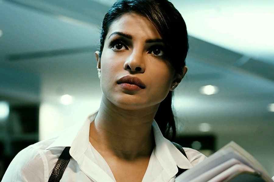 ‘ডন ৩’ ছবিতে অভিনয়ের জন্য নাকি সবুজ সঙ্কেত দিয়েছেন প্রিয়ঙ্কা নিজেই। অভিনেত্রীর নাম প্রকাশ্যে আসায় বলিপাড়ায় জল্পনা শুরু হয়। বলিপা়ড়ার একাংশের দাবি, শাহরুখকে ছবি থেকে বাদ দেওয়া হয়েছে শোনার পরই নাকি রাজি হয়েছেন প্রিয়ঙ্কা।