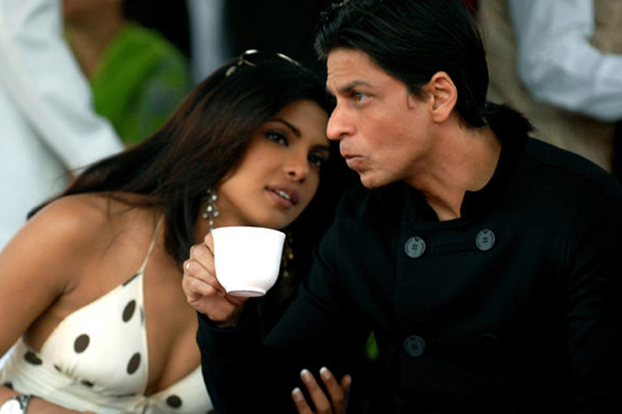 বলিপাড়ার অন্দরমহল সূত্রে খবর, ‘ডন’ ছবিতে অভিনয়ের সূত্রে শাহরুখের সঙ্গে প্রিয়ঙ্কার সম্পর্কের রসায়ন জমে ওঠে। পর্দার সামনেই শুধু নয়, দুই তারকার রসায়ন পর্দার পিছনেও জমতে শুরু করে।