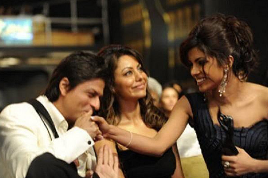 শাহরুখ এবং প্রিয়ঙ্কার সম্পর্ক নাকি এতটাই মজবুত হয়ে ওঠে যে, শাহরুখের বিবাহবিচ্ছেদের পরিস্থিতিও তৈরি হয়ে যায়। কানাঘুষো শোনা যায়, প্রিয়ঙ্কাকে নিয়ে গৌরীর সঙ্গে অশান্তি হলে অভিনেত্রীর সঙ্গে সম্পর্ক ছিন্ন করেন শাহরুখ।