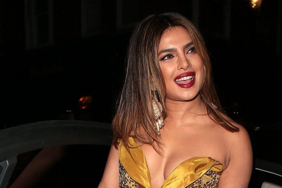 বলিউড সূত্রে খবর, গৌরী তাঁর ঘনিষ্ঠ সকল ছবিনির্মাতাকে নির্দেশ দিয়েছিলেন, যেন প্রিয়ঙ্কাকে কোনও ছবিতে অভিনয়ের প্রস্তাব দেওয়া না হয়। এমনকি, শাহরুখ যেন তাঁর কেরিয়ারে কোনও দিন প্রিয়ঙ্কার সঙ্গে কাজ না করেন সেই শর্তও রেখেছিলেন।