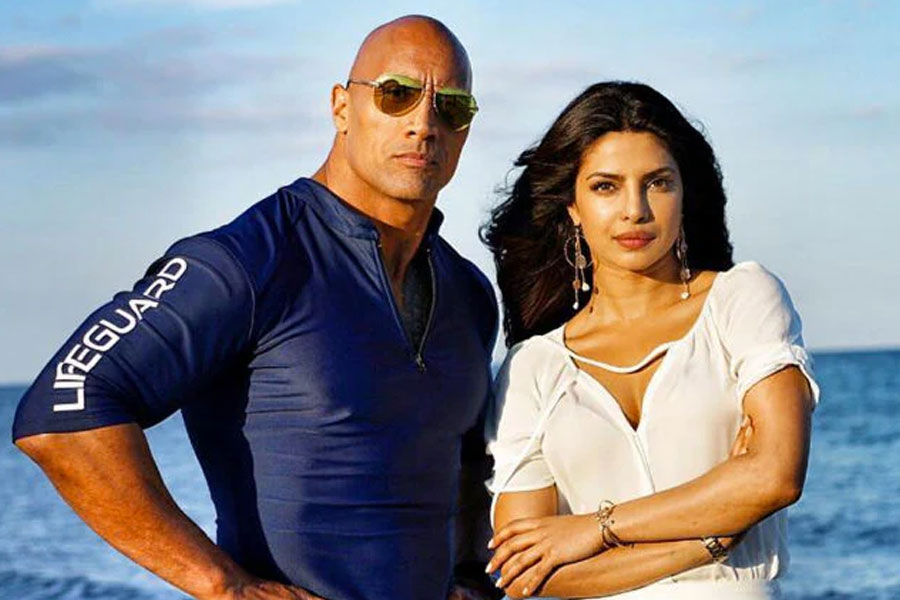 বলিপাড়ার একাংশের অনুমান, হিন্দি ফিল্মজগতে কোনও ভবিষ্যৎ নেই ভেবে হলিউডে পাড়ি দেন প্রিয়ঙ্কা। তার পর হিন্দি ছবিতে অভিনয় করলেও শাহরুখের সঙ্গে কোনও ছবিতে দেখা যায়নি তাঁকে।