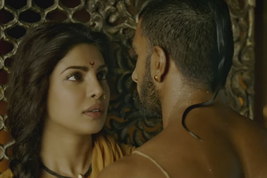 রণবীরের সঙ্গে আগেও কাজ করতে দেখা গিয়েছে প্রিয়ঙ্কাকে। ‘দিল ধড়কনে দো’ ছবিতে ভাই-বোনের ভূমিকায় এবং ‘বাজিরাও মস্তানি’ ছবিতে স্বামী-স্ত্রীর ভূমিকায় অভিনয় করেছেন রণবীর এবং প্রিয়ঙ্কা।