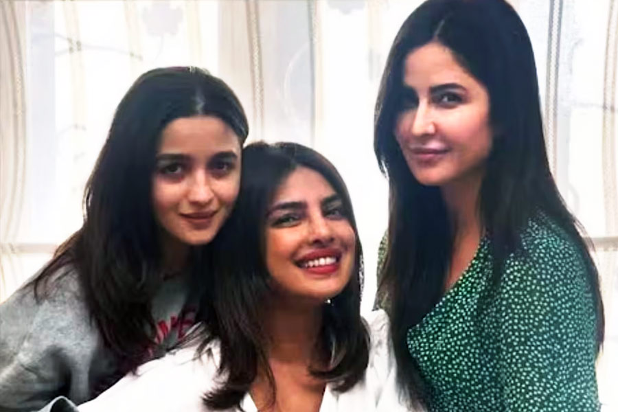 বলিপাড়া সূত্রে খবর, ‘জি লে জ়রা’ নামে একটি হিন্দি ছবি পরিচালনা করতে চলেছেন ফারহান। প্রিয়ঙ্কার পাশাপাশি আলিয়া ভট্ট এবং ক্যাটরিনা কইফকে এই ছবিতে অভিনয় করতে দেখা যাবে।