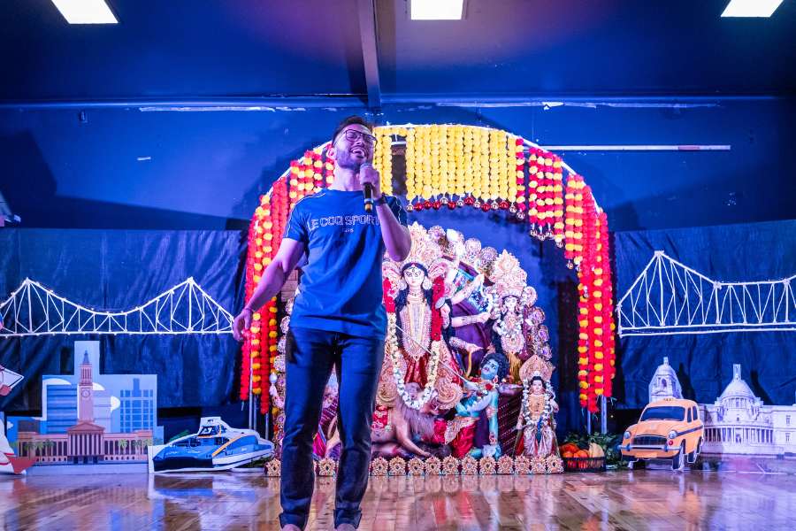  দ্বিতীয় দিনে হয় অষ্টমীর পুজো, অঞ্জলি, সন্ধিপুজো, নবমী ও দশমীর পুজো এবং শেষে দেবীবরণ দিয়ে বিসর্জনের প্রস্তুতি।