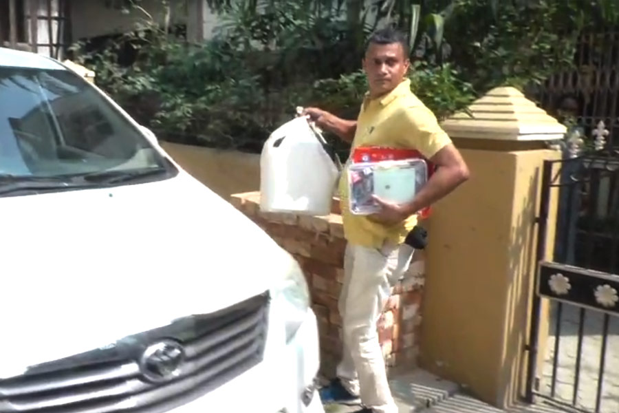 তার পরই তাঁর বাড়িতে তল্লাশিতে যান আয়কর দফতরের আধিকারিকরা। শনিবার রাঁচীতে তাঁর বাড়ি-সহ একাধিক জায়গায় তল্লাশি চালায় আয়কর দফতর। 