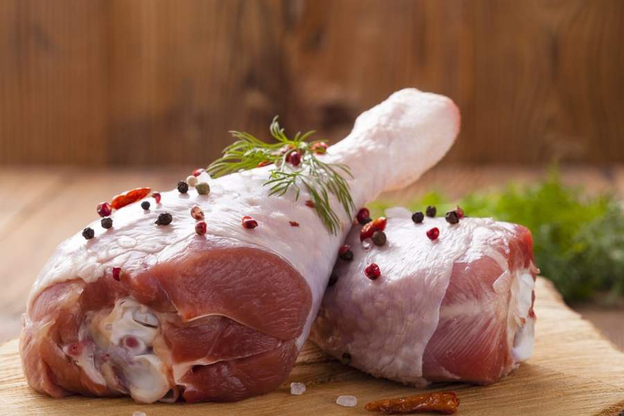 টার্কি সম্পূর্ণ ভিন্ন এক প্রজাতির পাখি। পৃথিবীতে সর্ব প্রথম উত্তর আমেরিকা থেকে টার্কি মানুষের খাদ্য হিসেবে গণ্য হতে শুরু করে। তার পর ইউরোপ হয়ে ইদানীং ভারতেও নানা ‘পোলট্রি ফার্মে’  টার্কির উৎপাদন শুরু হয়েছে। 