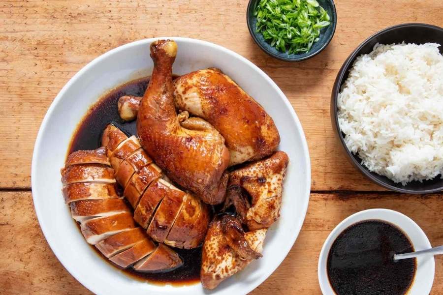 টার্কির মাংস ও ডিম যে ইদানীং মুরগির মাংস আর ডিমের মতোই বাঙালির পাতেও সমাদৃত,  তার কারণ একটাই। টার্কির মাংসে হাই প্রোটিন ও কম ক্যালোরি থাকে। মুরগি আর টার্কির মাংসের মধ্যে প্রধান তফাত,  মুরগির পুরোটাই সাদা মাংস,  টার্কির কিছুটা সাদা বা ‘হোয়াইট মিট’ আর কিছুটা লাল বা ‘রেড মিট’।