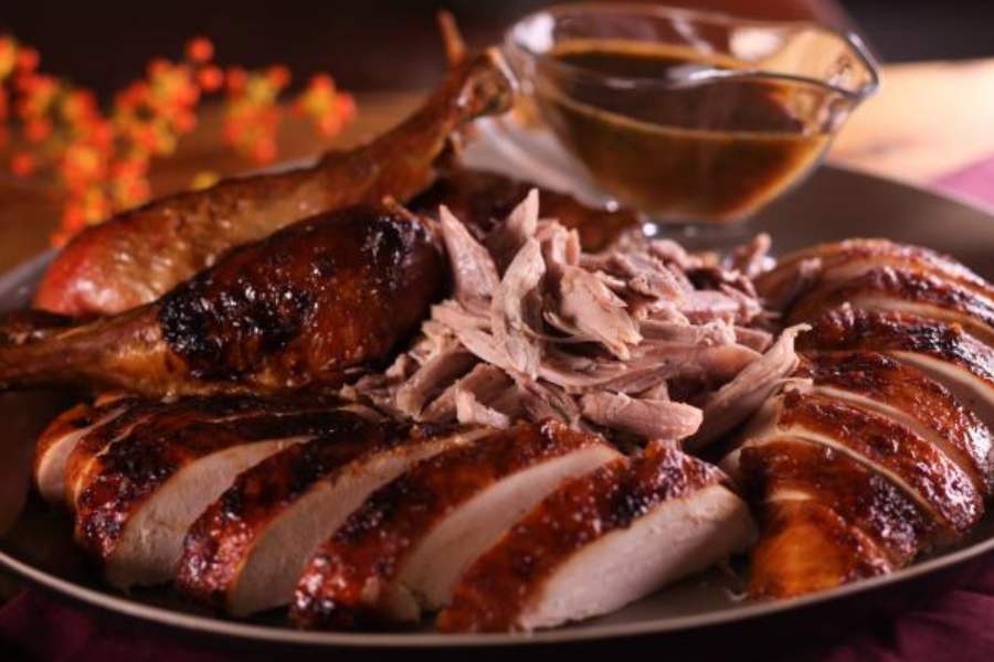 টার্কির বুকের মাংস ‘হোয়াইট মিট’,  আবার ' পায়ের দিকের মাংস ‘রেড মিট’। টার্কির দেহের ওই অংশটায় প্রোটিনের মায়োগ্লোবিনের জন্য ‘রেড মিট’  থাকে।  সার্বিক ভাবে স্বাস্থ্য ও পুষ্টির দিক দিয়ে উৎকৃষ্ট শ্রেণীর প্রোটিন অর্থাৎ ‘হাই প্রোটিন’ আমরা অনেক বেশি পেয়ে থাকি টার্কির মাংস থেকে। 