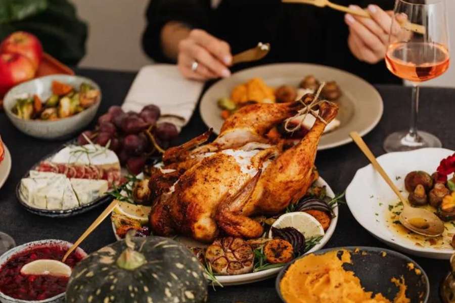 তা ছাড়া দেশি মুরগির চেয়েও নরম ও চর্বিবিহীন হয় টার্কির মাংস। যার জন্য রোগীদের ইদানীং মুরগির চেয়েও টার্কির মাংস খাওয়ার পরামর্শ দিয়ে থাকেন চিকিৎসকেরা।