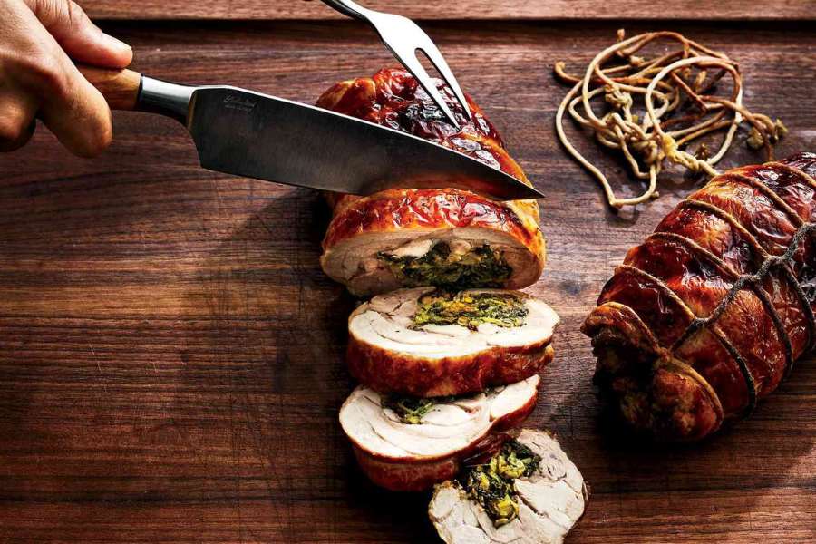 টার্কির মাংস বাড়িতে রান্না করা নিয়েও কোনও ঝক্কি নেই। দোকান থেকে পাঁঠা বা মুরগির মাংসের মতোই কেটেকুটে কিনে এনে বাড়িতে পরিষ্কার করে ধুয়ে,  সাধারণ চিকেন কারি ও কচি পাঁঠার ঝোলের রন্ধন প্রণালী মতো রান্না করলেই সুস্বাদু খেতে লাগে টার্কির মাংস।