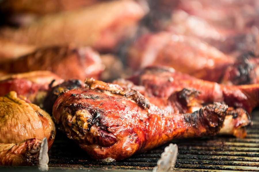 সব শেষে একজন পুষ্টিবিদ জানিয়েছেন, ‘‘অল্প হলেও টার্কির মাংসের একটা নেতিবাচক দিকও কিন্তু আছে। টার্কির মাংসের খাদ্য প্রক্রিয়াকরণে,  বিশেষ করে তার ‘প্যাকেজিং’ অংশে যে ‘ব্রাইন ওয়াটার’ ব্যবহৃত হয়,  তাতে সোডিয়ামের পরিমাণ খুব বেশি থাকে। 