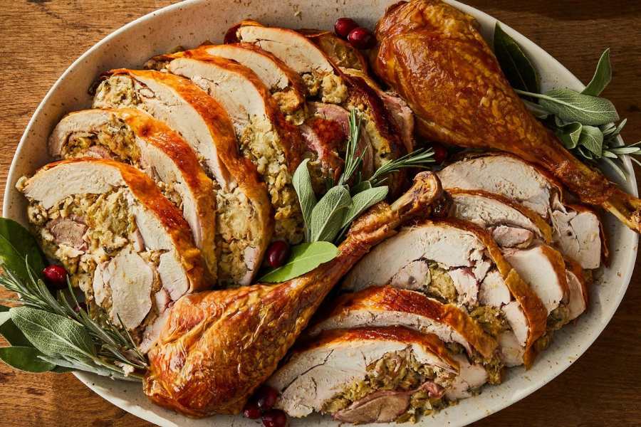  বেশি সোডিয়াম মানুষের শরীর গ্রহণ করলে,  তার থেকে আমাদের রক্তচাপ বৃদ্ধি পায়,  যকৃতের ক্ষতি হয়, যাঁদের কিডনি সমস্যা আছে সেটা আরও বেড়ে যায়। তাই মন চাইলেও উচ্চ রক্তচাপ,  যকৃত ও কিডনির রোগীদের তো টার্কির মাংস খাওয়ার প্রশ্নই নেই! সোজা কথা,  টার্কির মাংস খান কিন্তু আপনার ব্যক্তিগত শারীরিক অবস্থান বুঝে খান।