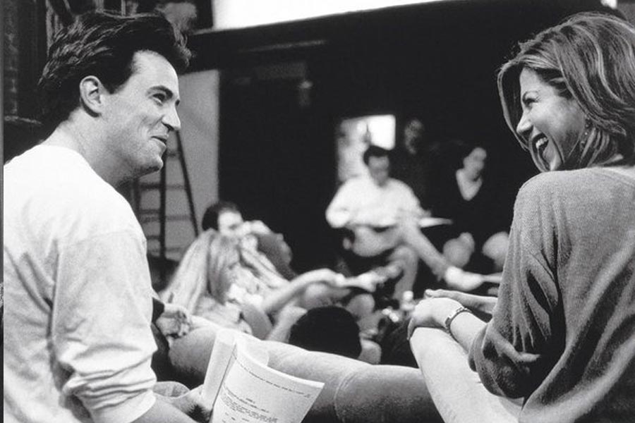 ‘ফ্রেন্ডস’-এর সেটে চ্যান্ডলার ও র‌্যাচেল।