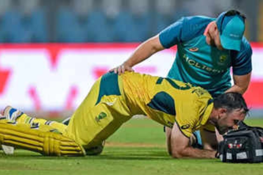 ম্যাক্সওয়েলের সঙ্গে জোন্স।