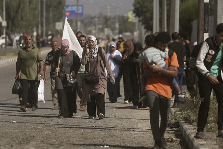 An image of Palestinians fleeing Gaza City to the southern Gaza Strip