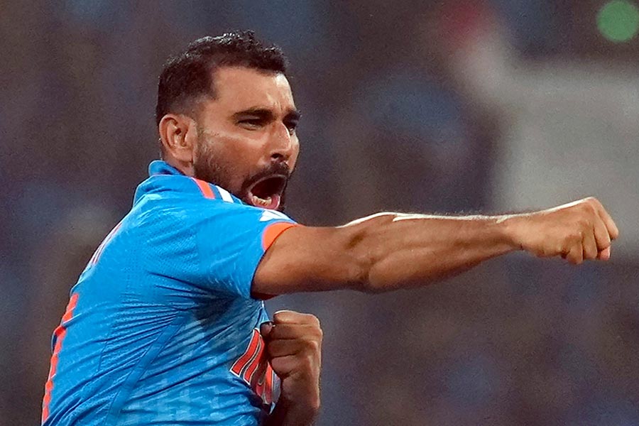 বিশ্বকাপের মাঠে নজর কেড়েছেন ভারতের জোরে বোলার মহম্মদ শামি। ক্রিকেট অনুরাগীদের প্রশংসা কুড়োনোর পাশাপাশি তিনি এ বার জায়গা করে নিলেন এক বাঙালি অভিনেত্রীর মনেও! সরাসরি শামিকে বিয়ের প্রস্তাবই দিয়ে ফেলেছেন তিনি। তবে বিয়ে করার জন্য দিয়েছেন একটি শর্তও। কে এই অভিনেত্রী?