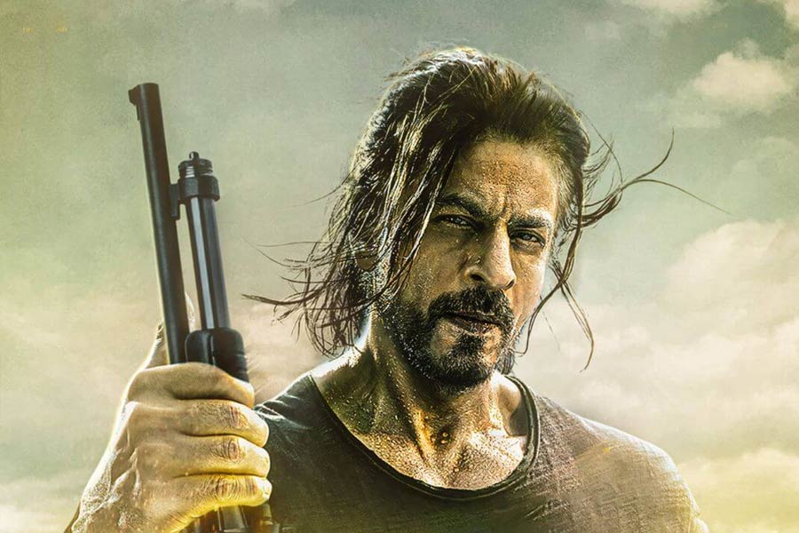 বলিপাড়া সূত্রে খবর, ‘পাঠান’ ছবির সাফল্যের পর শর্ত অনুযায়ী ২০০ কোটি টাকা আয় করেছিলেন শাহরুখ।