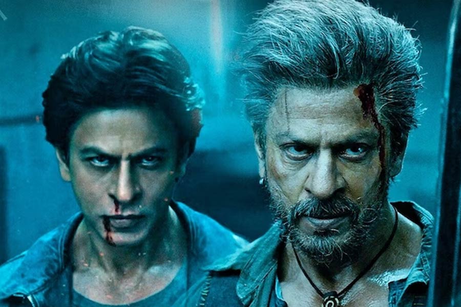 ‘জওয়ান’ ছবিতে দ্বৈতচরিত্রে অভিনয় করতে দেখা গিয়েছে শাহরুখকে। বলিপাড়া সূত্রে খবর, এই ছবিতে অভিনয় করে ১০০ কোটি টাকা আয় করেছেন শাহরুখ।