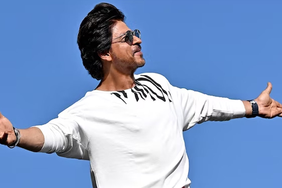 তবে বলিপাড়ারই একাংশের দাবি, সংখ্যাটা ১০০ কোটি টাকার চেয়ে অনেক কম। ‘ডাঙ্কি’ ছবিতে অভিনয় করে নাকি মাত্র ২৮ কোটি টাকা আয় করছেন শাহরুখ।