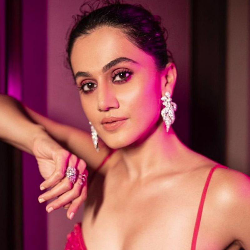 ‘ডাঙ্কি’ ছবিতে মনুর চরিত্রে অভিনয় করছেন তাপসী। শোনা যায়, এই ছবিতে অভিনয় করে ১১ কোটি টাকা পারিশ্রমিক পাচ্ছেন অভিনেত্রী।