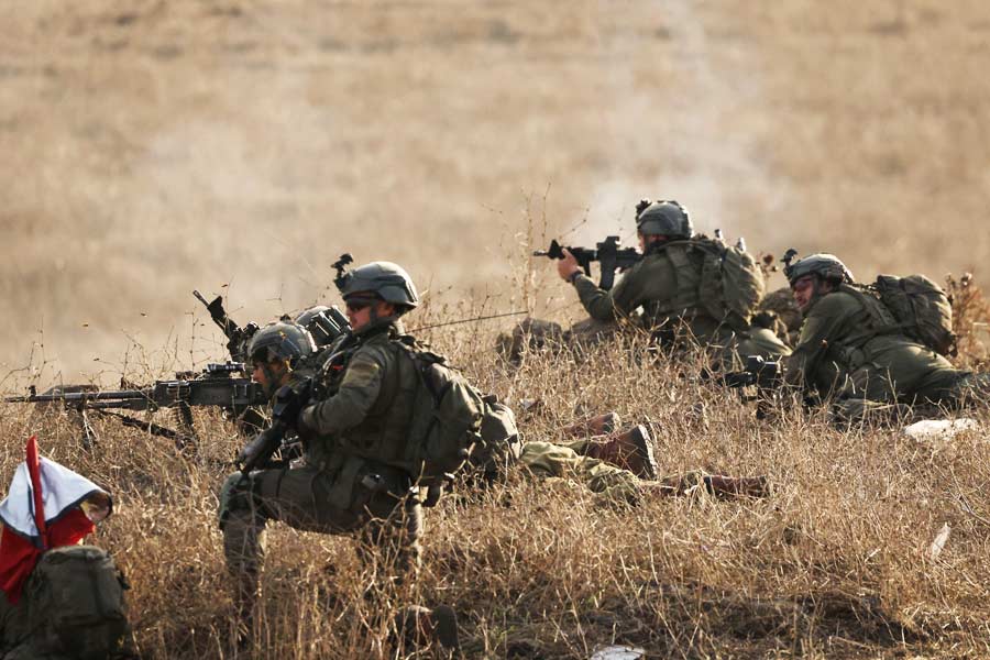 এ বার পূর্ব সিরিয়ায় হামলা চালাল আমেরিকা। বুধবার দু’টি এফ-১৫ যুদ্ধবিমানের হামলায় প্রাণ হারিয়েছেন ন’জন।
