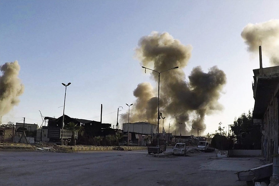 গত দু’সপ্তাহে দু’বার সিরিয়াকে নিশানা করে হামলা চালিয়েছে আমেরিকা। আমেরিকার নিরাপত্তা সচিব লয়েড অস্টিন বুধবারের হামলার প্রসঙ্গে দাবি করেছেন, যেখানে হামলা চালানো হয়েছে সেখানে অস্ত্রাগার ছিল।