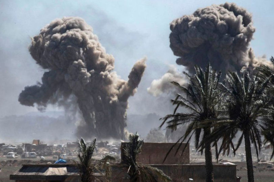 লয়েডের আরও দাবি, ইরান থেকে পাচার করা অস্ত্র সিরিয়ার অস্ত্রাগারে রাখা হত। সেই সব অস্ত্র ব্যবহার করে ইজ়রায়েলের বিরুদ্ধে সিরিয়া যাতে যুদ্ধে নামতে না পারে সেই কারণেই বুধবারের হামলা বলে জানিয়েছে আমেরিকা।