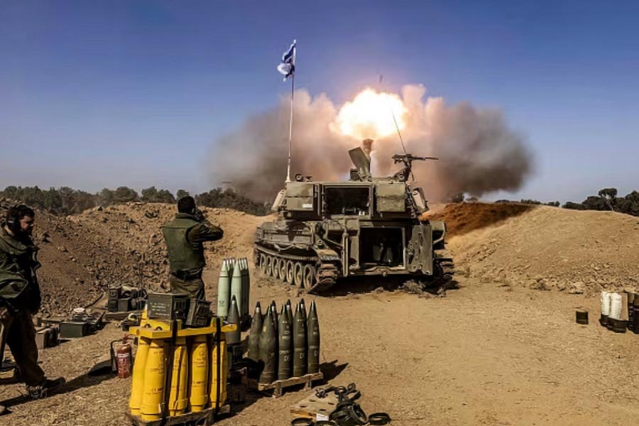 ইজ়রায়েল-হামাস সংঘর্ষকে ইরান যেন কোনও ভাবে ‘আঞ্চলিক’ যুদ্ধে পরিণত করতে না পারে, তাই আমেরিকার এই পদক্ষেপ বলে মনে করছেন অনেকেই।