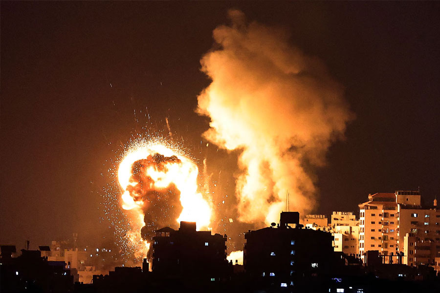 একটি বিবৃতি জারি করে লেবাননের জঙ্গিগোষ্ঠীর এক মুখপাত্র বলেছেন, ‘‘প্যালেস্তাইনকে যদি কেউ ইউক্রেন ভেবে থাকে তা হলে ভুল করা হচ্ছে। বাইরের কোনও শক্তি ইজ়রায়েল এবং হামাসের সংঘাতে হস্তক্ষেপ করার সিদ্ধান্ত নিলে পাল্টা ব্যবস্থা নেওয়া হবে।”