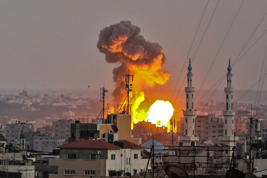 ইজ়রায়েলের সঙ্গে হামাসের যুদ্ধে শামিল হতে চাইছে ইরানও, এমনটাই দাবি তেহরানের। অভিযোগ, হামাসকে অস্ত্র সরবরাহ করছে ইরান। এ ভাবে তারা যুদ্ধের ‘দ্বিতীয় মুখ’ খুলতে চাইছে।
