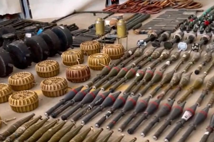 ইজ়রায়েলের প্রতিরক্ষা বাহিনী জানিয়েছে, সিরিয়া থেকে উত্তর ইজ়রায়েলে ক্ষেপণাস্ত্র নিক্ষেপ করা হয়েছে। সীমান্ত এলাকায় শোনা গিয়েছে সাইরেনও।