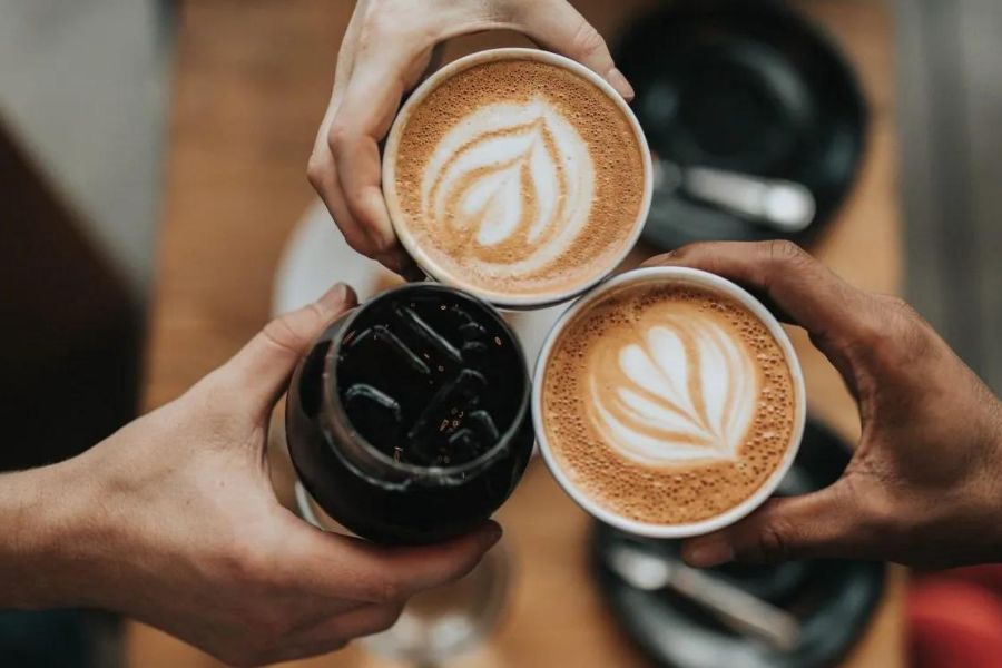 কফিতে থাকা ক্যাফিন, শক্তি বা 'এনার্জি' বর্ধক। মস্তিষ্কের কার্যক্ষমতা বাড়ায়।   ব্ল্যাক কফি 'টাইপ-২' ডায়াবেটিসে আক্রান্ত হওয়ার ঝুঁকি কমায়। 