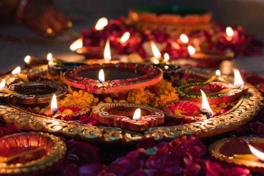 পরের দিন অর্থাৎ ধনতেরসের দ্বিতীয় দিন নরক চতুর্দশী রূপে পালিত হয়। এই দিনকে আবার অনেকেই 'ছোটি দিওয়ালি' বলেন। এই দিনেই আবার বাঙালিরা ভূত চতুর্দশী পালন করেন। এই দিন দ্বীপদানের শুভ সময় ১১ নভেম্বর ৫টা ২৯ মিনিট থেকে ৮টা ৭মিনিট অবধি। 