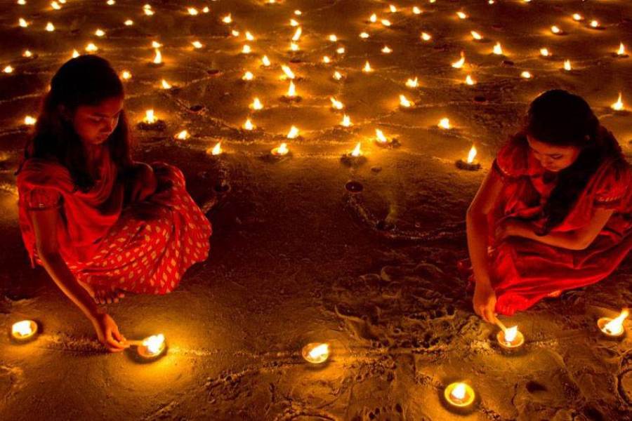 আর তার পরেই দীপাবলি। ১২ই নভেম্বর পালিত হবে দীপাবলি বা ‘দিওয়ালি’। এই দিনেই হয় দীপান্বিতা লক্ষ্মীপুজো। এই বছর দীপাবলি থাকছে সন্ধে ৫ টা ৩৯ থেকে ৭টা ৩৫ পর্যন্ত। আর তার পরে দিনগুলিতে পালিত হবে গোবর্ধন পুজা এবং ‘ভাইদুজ’ বা ভাইফোঁটা। এই প্রতিবেদনটি ‘আনন্দ উৎসব’ ফিচারের একটি অংশ।