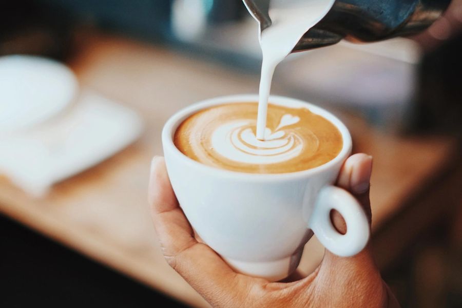 তার বেশি দৈনিক পান করলে অনিদ্রা, খিটখিটে মেজাজ, পেট খারাপের মতো সমস্যা দেখা দিতে পারে।   সোজা কথায়, সারাদিনে ৩-৪ কাপের বেশি কফি খাওয়া উচিত নয়।