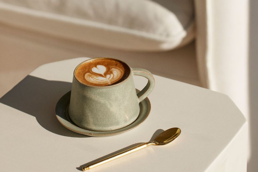 রোজ সকালে খালি পেটে কফি খেলে পাকস্থলীতে হাইড্রোক্লোরিক অ্যাসিড তৈরি হয়।   এই ক্ষতিকারক অ্যাসিড পাকস্থলীতে প্রচুর পরিমাণে জমলে তার থেকে হজমজনিত কঠিন রোগ হতে পারে।