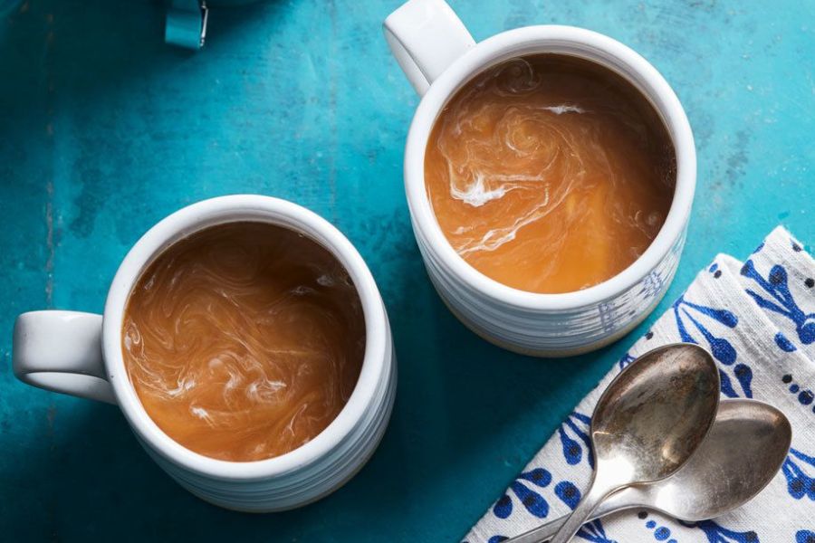 কফির বীজে ক্যাফিন ছাড়াও অন্যান্য অম্ল জাতীয় উপাদান থাকে, যা নিয়মিত বেশি কফি খেলে পাকস্থলীর গায়ে ক্ষত সৃষ্টি করে আলসার ও গ্যাসট্রিক রোগ হয়।  অতিরিক্ত কফি খেলে কিডনির স্বাভাবিক কার্যক্ষমতা কমতে থাকে। তার থেকে কিডনির রোগে আক্রান্ত হয় মানুষ। 