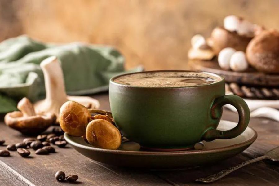 দীর্ঘ দিন ধরে বেশি কফি খেলে শরীরের রক্তচাপ বৃদ্ধি পায়, যার থেকে ব্লাড প্রেশার রোগে আক্রান্ত হওয়ার আশঙ্কা বাড়ে।  যাঁদের হজমের গোলমাল আছে, তাঁদের কফি থেকে দূরে থাকাই ভাল। এ ক্ষেত্রে তাঁরা আদা দিয়ে চা খেতে পারেন, কিন্তু কফি নয়।