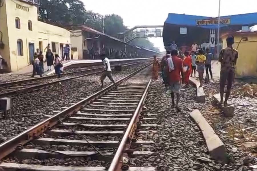 Woman dies after Rail engine hits her in Hooghly railway station