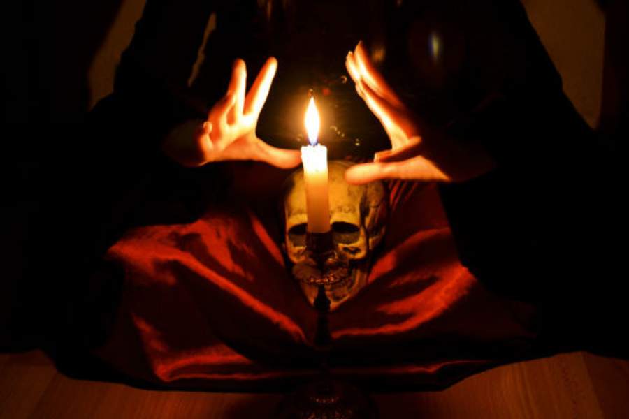 নিশি- ভূতেদের মধ্যে এঁরা কিন্তু খুব সাংঘাতিক। রাতের বেলা আপনার প্রিয় মানুষের গলা কণ্ঠ স্বরে আপনাকে ডাকে। সেই ডাক শুনে যদি একবার আপনি বাইরে বেরিয়ে আসেন বা সাড়া দিয়েছেন, তা হলেই কিন্ত বিপদ। কথিত, তান্ত্রিকরা অন্যের ক্ষতি করার জন্য অনেক সময় নিজেরাই নিশি হয়ে ডাকে। তবে নিশি নাকি তিন বারের বেশি ডাকতে পারে না। তাই গভীর রাতে কেউ ডাকলে সাড়া দেওয়ার আগে ভেবে নেবেন। 